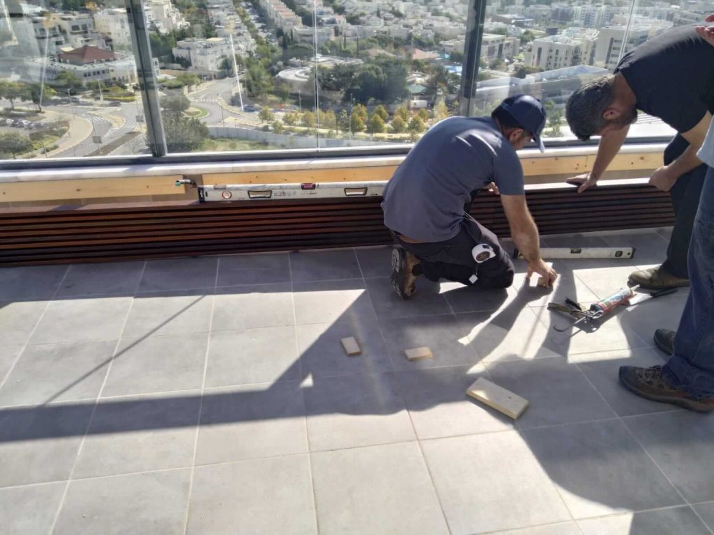 הרכבת אדניות עץ איפאה פרויקט מרפסת במודיעין