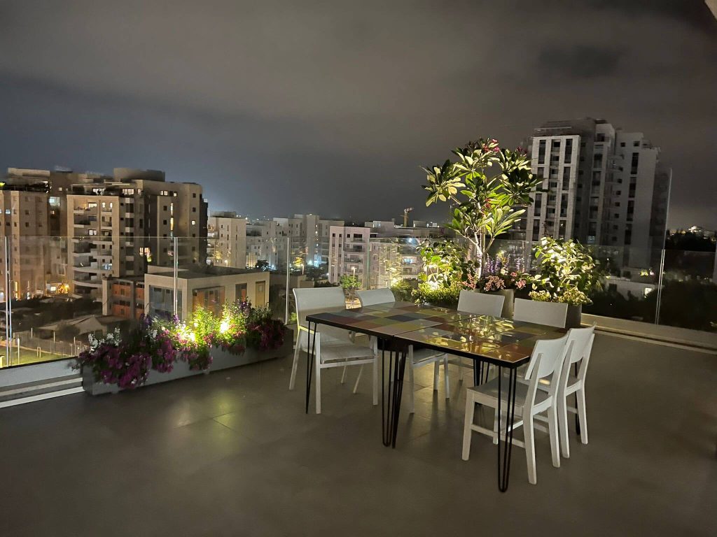 תאורת לילה ליצירת אווירה בשילוב מערכת ישיבה לאירוח על מרפסת גג בהרצליה - גן בגג
