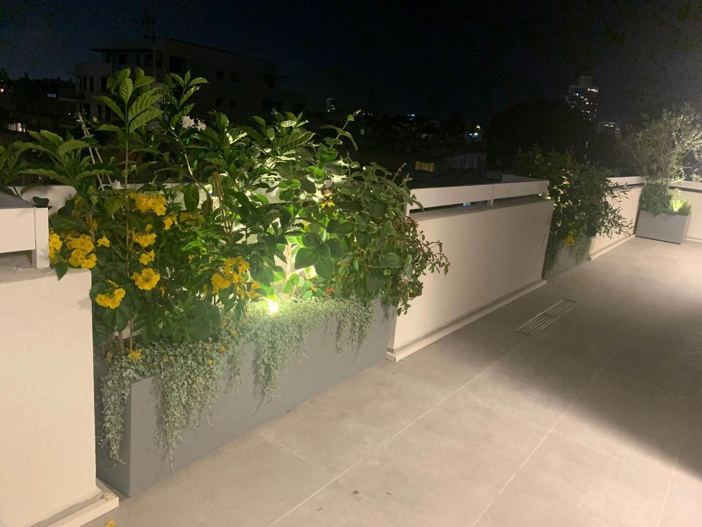עיצוב גינה במרפסת בפרוייקט חדש בתל אביב - צמחי תבלין ופינת ישיבה - גן בגג