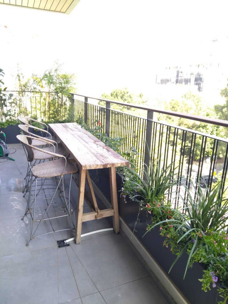 פרויקט בגני יהוד - טיפוח צמחיה לצד פינת ישיבה מעץ - גן בגג