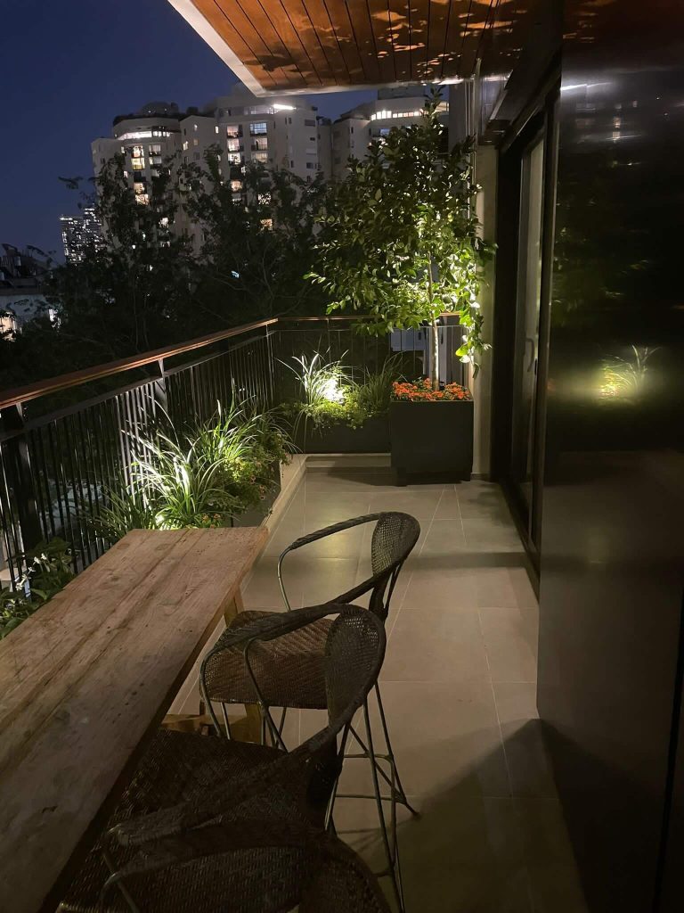 תאורה מובנית בצמחיה על גג במרפסת בגני יהוד