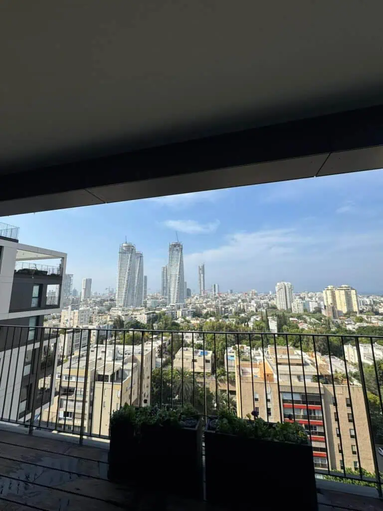 אדניות מלבניות והנוף מהמרפסת