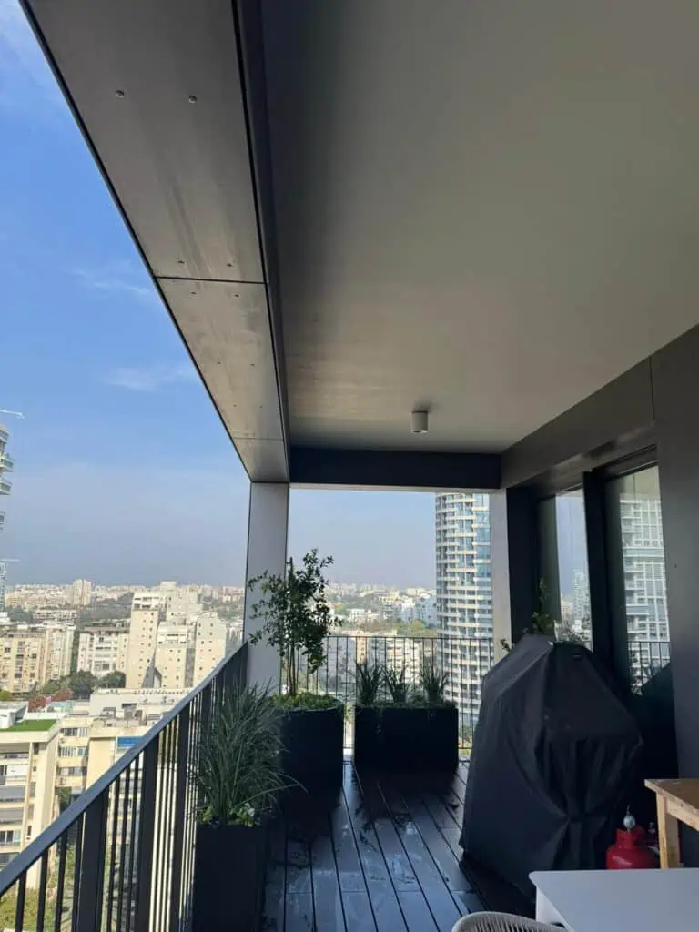 אדניות עם העציצים